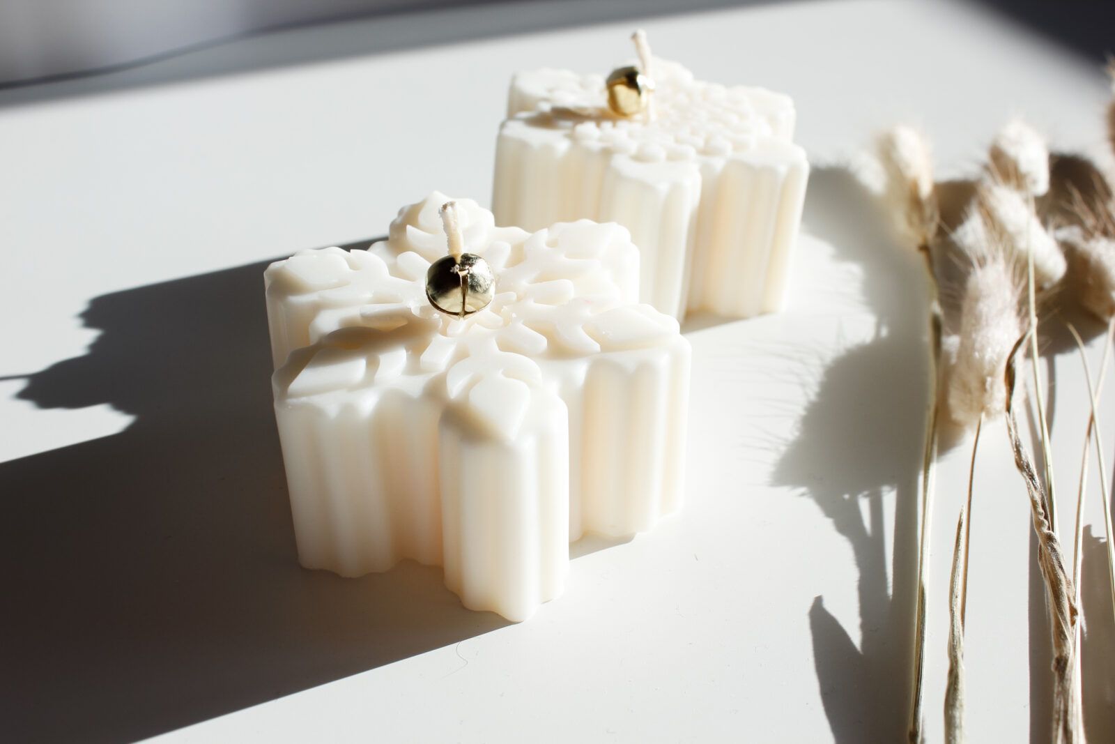 Świece sojowe w kształcie śnieżynek, świąteczne