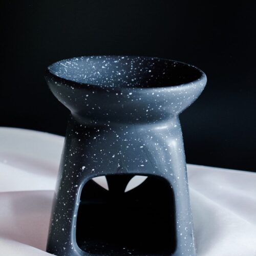 Ceramiczny kominek do wosków zapachowych Deccorino w kolorze szaro-białym, idealny do aromaterapii i dekoracji wnętrz.
