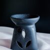 Ceramiczny kominek do wosków zapachowych Deccorino w kolorze szaro-białym, idealny do aromaterapii i dekoracji wnętrz oraz wosków sojowych.