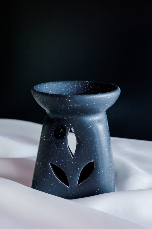 Ceramiczny kominek do wosków zapachowych Deccorino w kolorze szaro-białym, idealny do aromaterapii i dekoracji wnętrz oraz wosków sojowych.