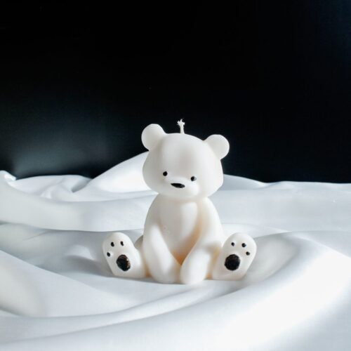 Ręcznie malowana bezzapachowa świeca sojowa w kształcie misia, wykonana z naturalnego wosku sojowego, idealna do dekoracji wnętrz.