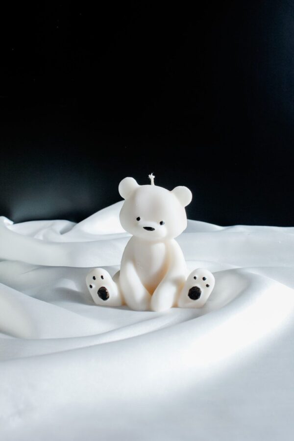 Ręcznie malowana bezzapachowa świeca sojowa w kształcie misia, wykonana z naturalnego wosku sojowego, idealna do dekoracji wnętrz.