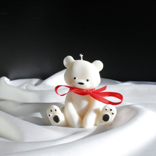 Ręcznie malowana bezzapachowa świeca sojowa w kształcie misia, wykonana z naturalnego wosku sojowego, idealna do dekoracji wszystkich wnętrz.