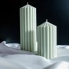 Zestaw naturalnych świec sojowych Pillar I Olive w oliwkowym kolorze, ręcznie robionych i bezzapachowych, idealnych do minimalistycznych wnętrz.