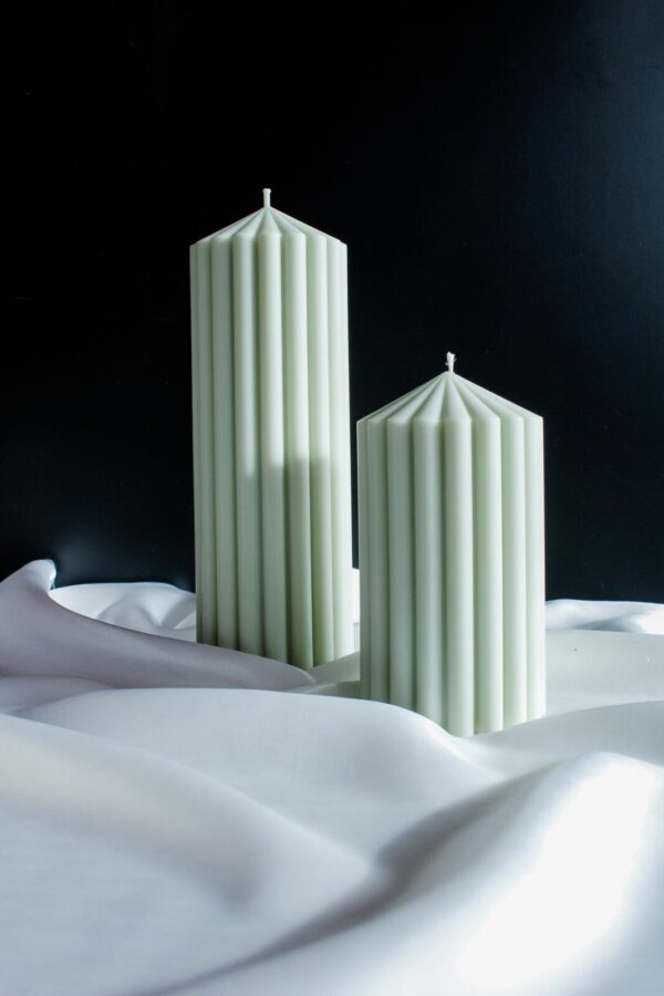 Zestaw naturalnych świec sojowych Pillar I Olive w oliwkowym kolorze, ręcznie robionych i bezzapachowych, idealnych do minimalistycznych wnętrz.