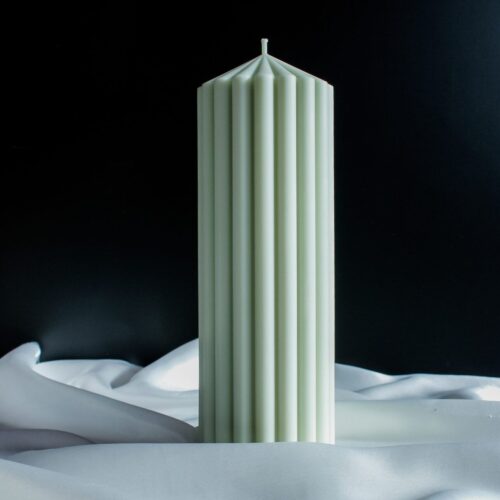 Zestaw naturalnych świec sojowych Pillar I Olive w oliwkowym kolorze, ręcznie robionych i bezzapachowych, idealnych do minimalistycznych wnętrz.
