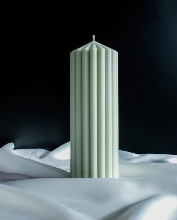 Zestaw naturalnych świec sojowych Pillar I Olive w oliwkowym kolorze, ręcznie robionych i bezzapachowych, idealnych do minimalistycznych wnętrz.