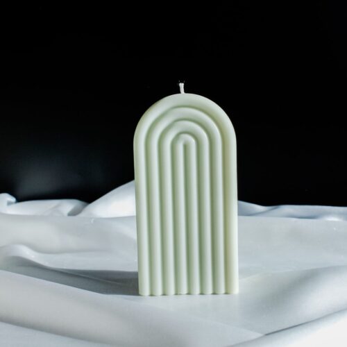 Ręcznie robiona świeca sojowa Rainbow II w oliwkowym kolorze, ekologiczna i bezzapachowa, idealna jako dekoracja do wnętrz w stylu boho i minimalistycznym.