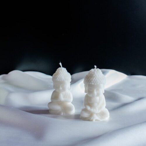 Ręcznie wykonana świeca sojowa Mini Budda – naturalna, bezzapachowa dekoracja z ekologicznego wosku sojowego, idealna do wnętrz w stylu minimalistycznym.