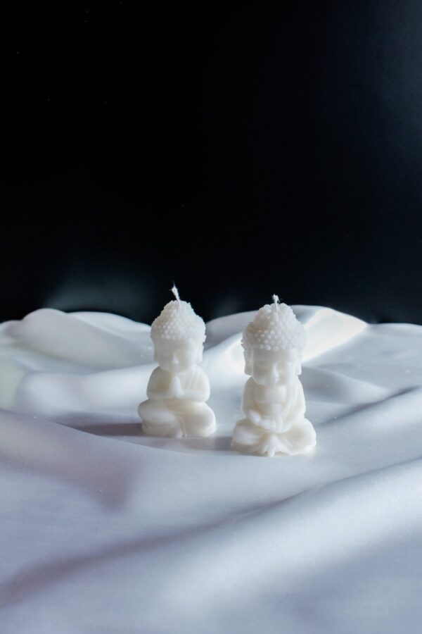Ręcznie wykonana świeca sojowa Mini Budda – naturalna, bezzapachowa dekoracja z ekologicznego wosku sojowego, idealna do wnętrz w stylu minimalistycznym.