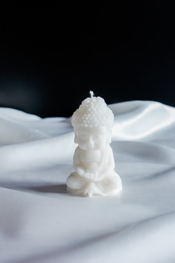 Ręcznie wykonana świeca sojowa Mini Budda – naturalna, bezzapachowa dekoracja z ekologicznego wosku sojowego, idealna do wnętrz w stylu minimalistycznym.