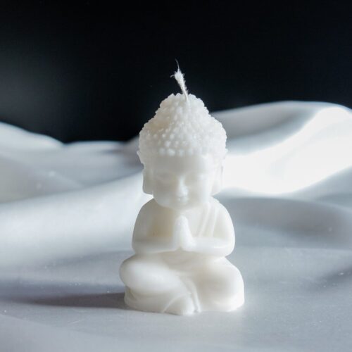 Ręcznie wykonana świeca sojowa Mini Budda – naturalna, bezzapachowa dekoracja z ekologicznego wosku sojowego, idealna do wnętrz w stylu minimalistycznym.