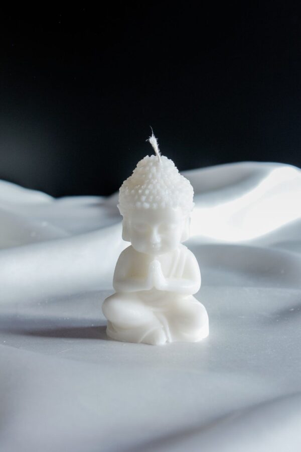 Ręcznie wykonana świeca sojowa Mini Budda – naturalna, bezzapachowa dekoracja z ekologicznego wosku sojowego, idealna do wnętrz w stylu minimalistycznym.