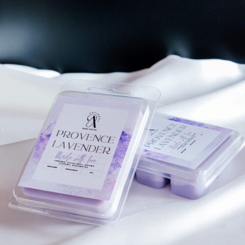 Naturalny wosk sojowy Provence Lavender o relaksującym zapachu lawendy, idealny do kominka zapachowego i aromaterapii. Ekologiczny, ręcznie wykonany produkt.