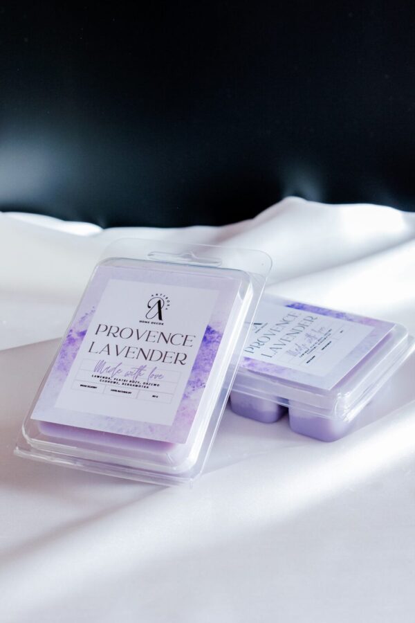 Naturalny wosk sojowy Provence Lavender o relaksującym zapachu lawendy, idealny do kominka zapachowego i aromaterapii. Ekologiczny, ręcznie wykonany produkt.